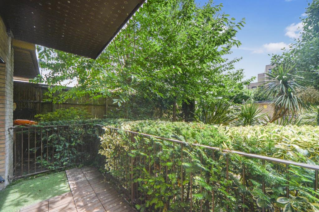 Modern One-Bedroom Apartment with Balcony in Gated Development – Poplar, London E14