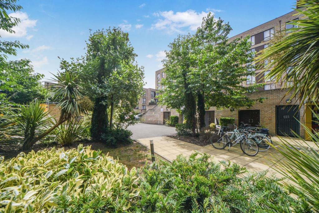 Modern One-Bedroom Apartment with Balcony in Gated Development – Poplar, London E14