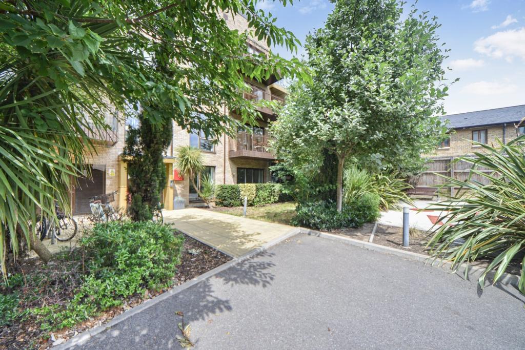 Modern One-Bedroom Apartment with Balcony in Gated Development – Poplar, London E14