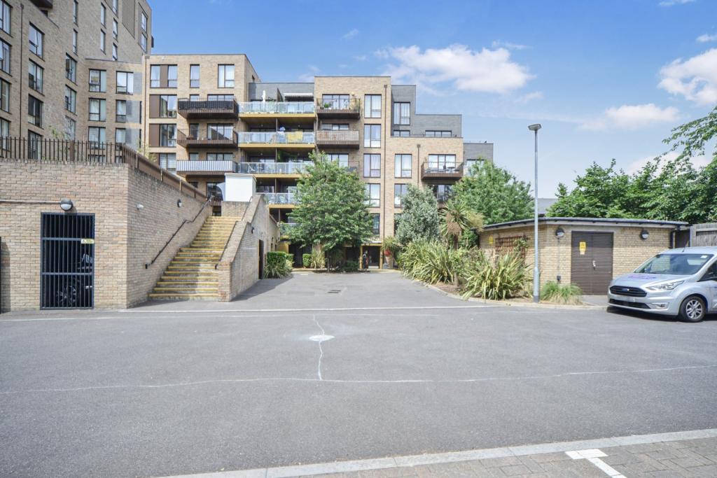 Modern One-Bedroom Apartment with Balcony in Gated Development – Poplar, London E14