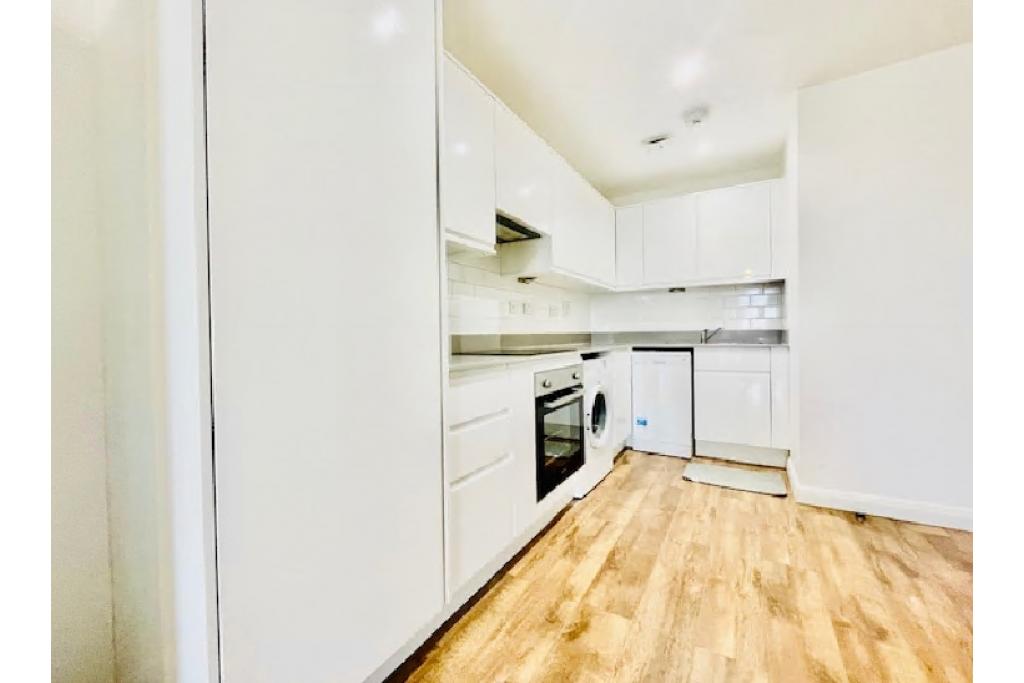 Contemporary One‑Bedroom Apartment with Balcony & Parking – Slough, Berkshire SL2