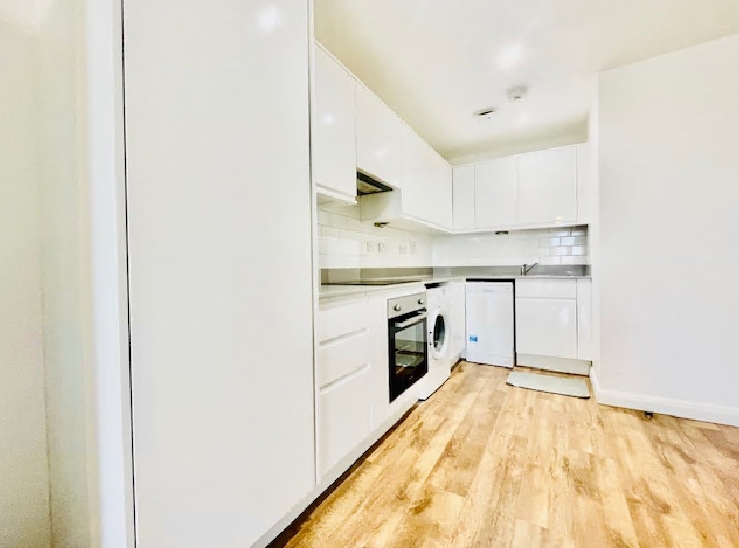 Contemporary One‑Bedroom Apartment with Balcony & Parking – Slough, Berkshire SL2