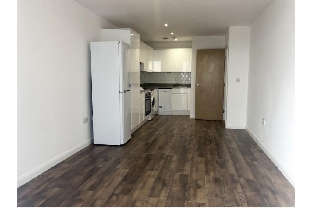Contemporary One‑Bedroom Apartment with Balcony & Parking – Slough, Berkshire SL2