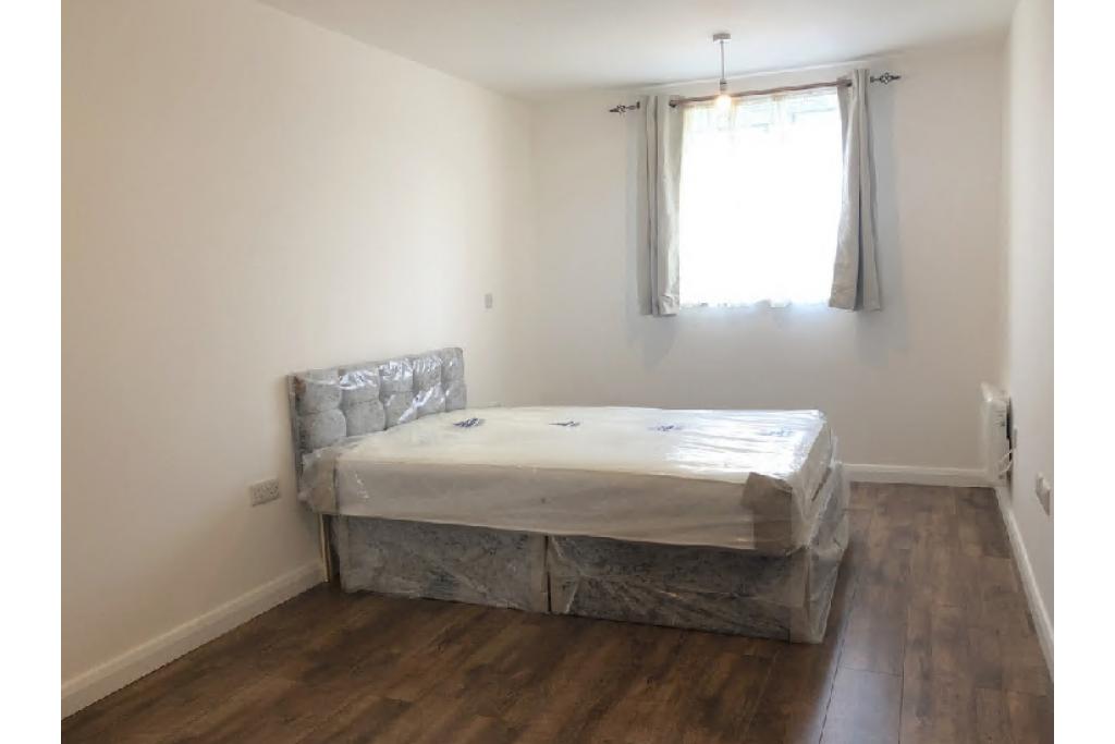 Contemporary One‑Bedroom Apartment with Balcony & Parking – Slough, Berkshire SL2