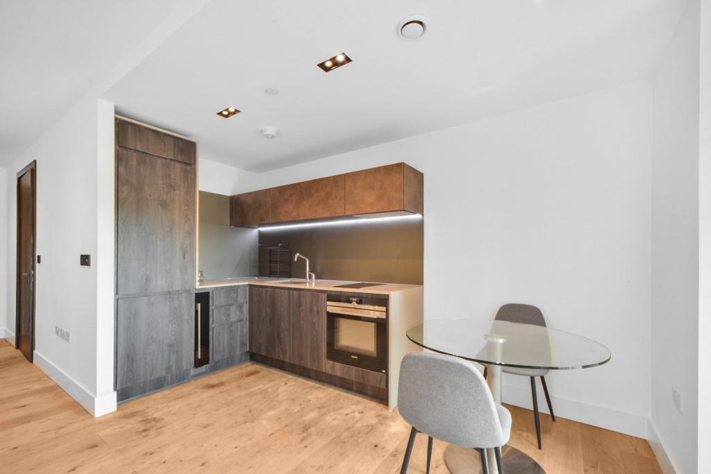 Stunning Studio Apartment in Luxury Tower – Vauxhall, London SW8