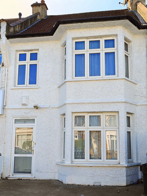 Shepherd's Bush West – Spacious 6-Bedroom Maisonette with Large Garden