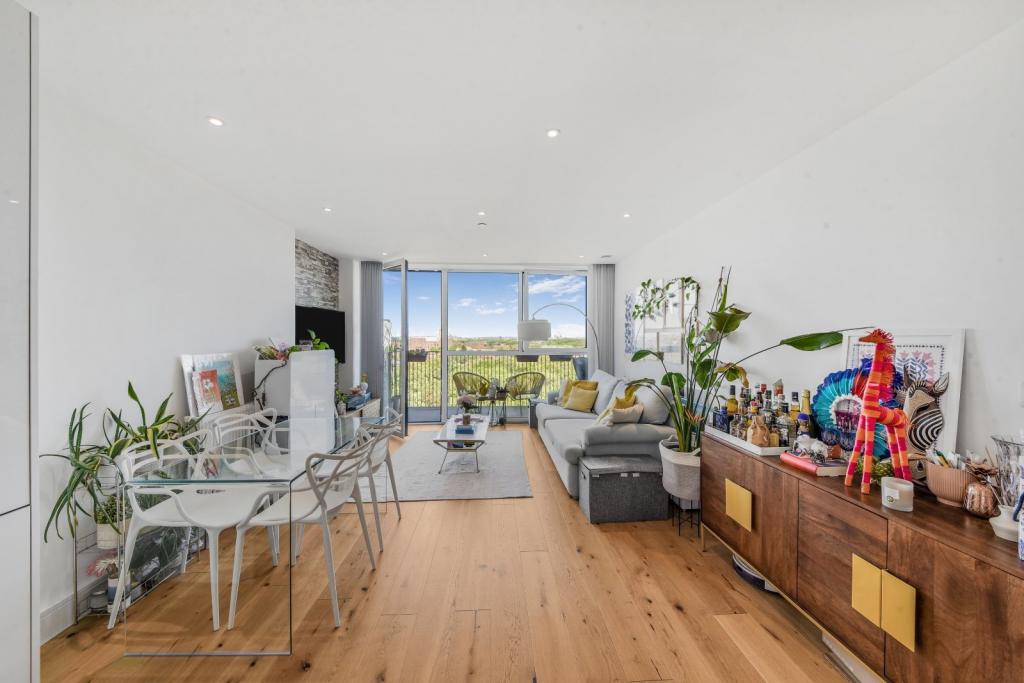 Bright 1-Bedroom Apartment with Balcony – Canning Town, London