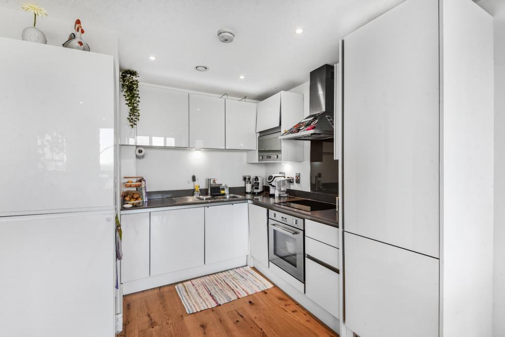 Bright 1-Bedroom Apartment with Balcony – Canning Town, London
