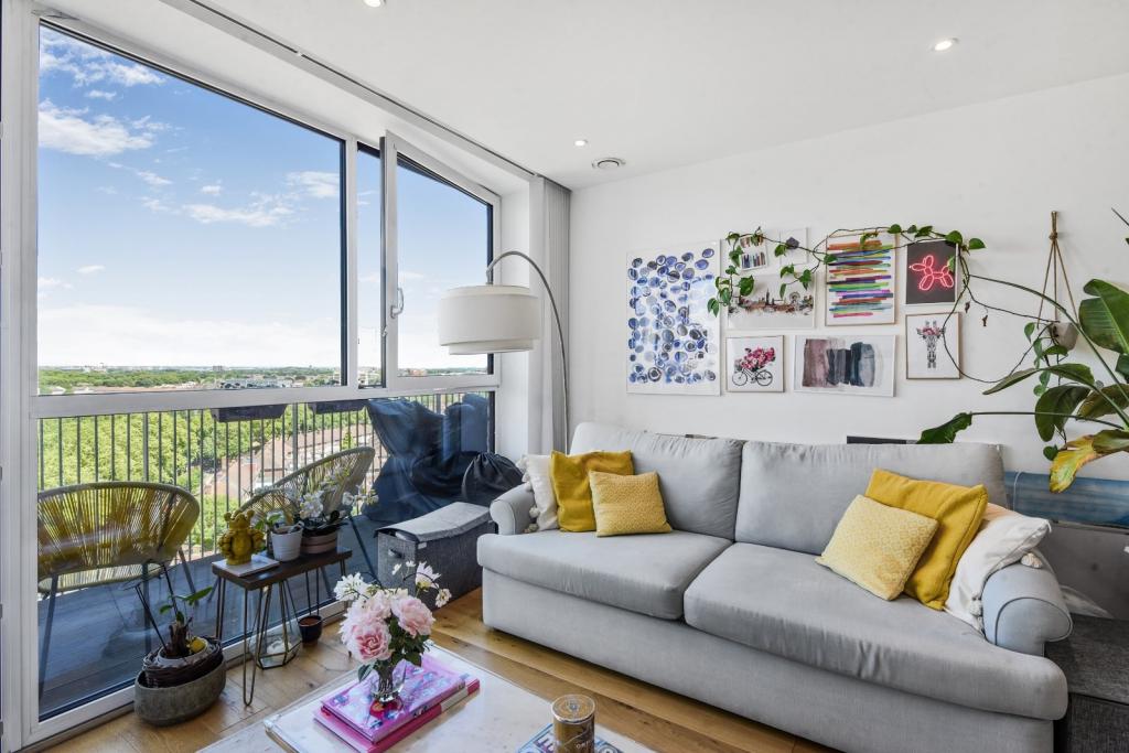 Bright 1-Bedroom Apartment with Balcony – Canning Town, London