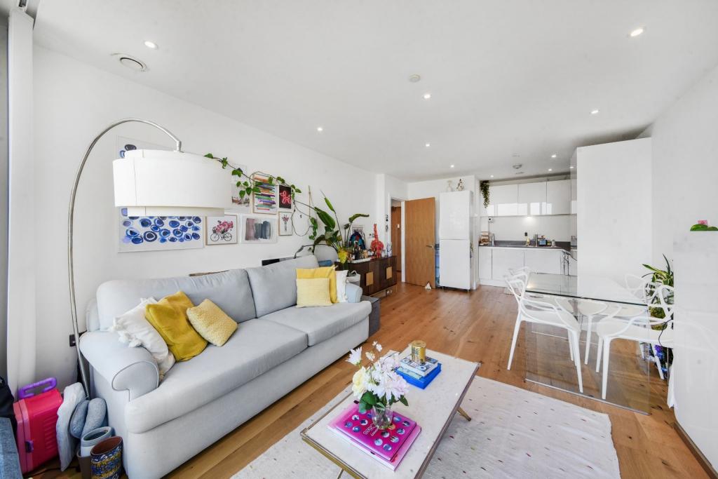 Bright 1-Bedroom Apartment with Balcony – Canning Town, London