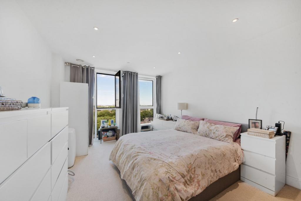 Bright 1-Bedroom Apartment with Balcony – Canning Town, London