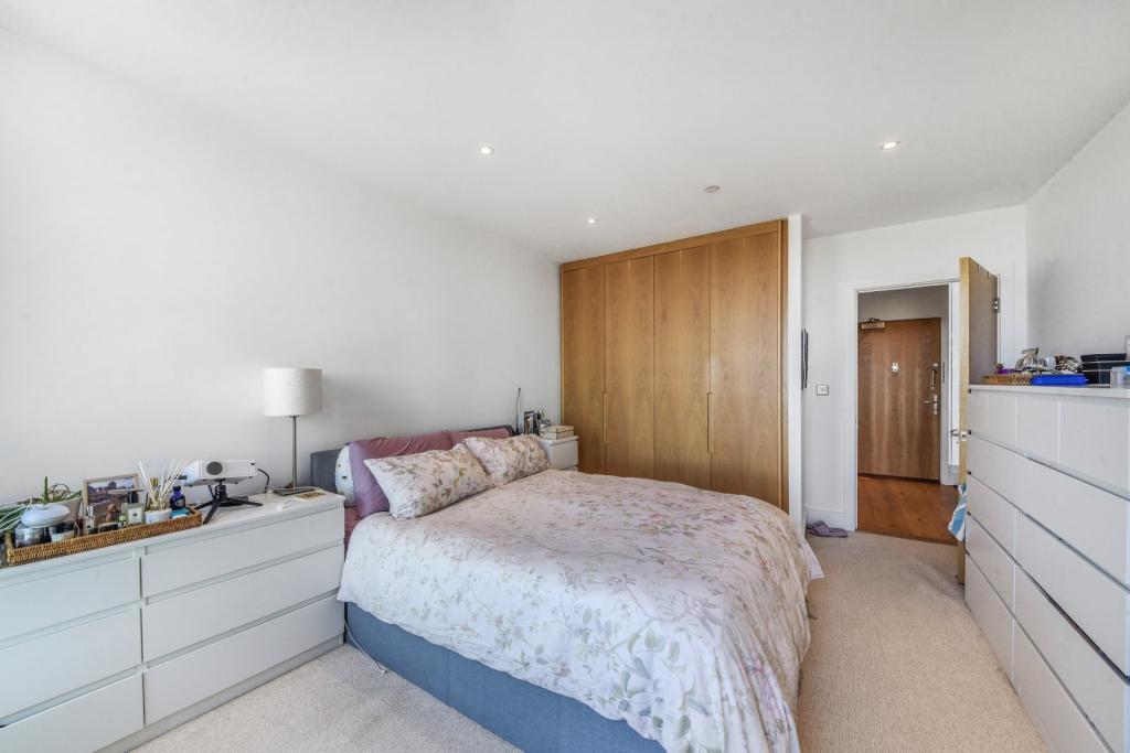 Bright 1-Bedroom Apartment with Balcony – Canning Town, London