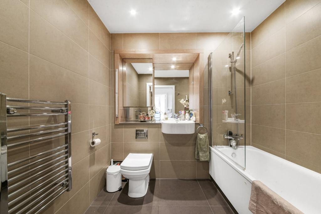Bright 1-Bedroom Apartment with Balcony – Canning Town, London