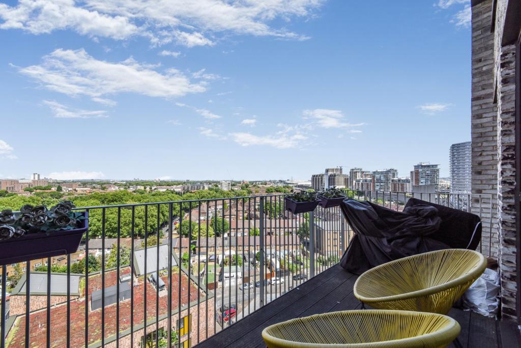 Bright 1-Bedroom Apartment with Balcony – Canning Town, London