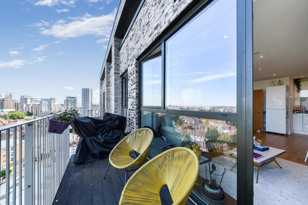 Bright 1-Bedroom Apartment with Balcony – Canning Town, London