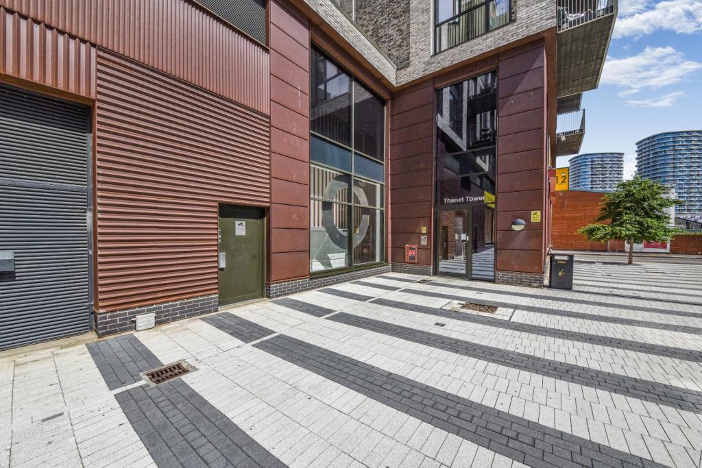 Bright 1-Bedroom Apartment with Balcony – Canning Town, London