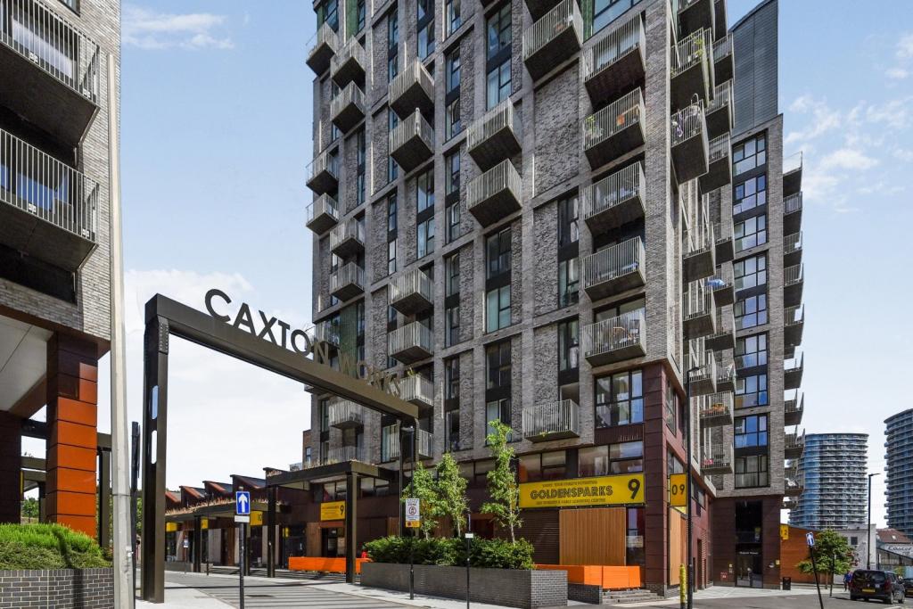 Bright 1-Bedroom Apartment with Balcony – Canning Town, London