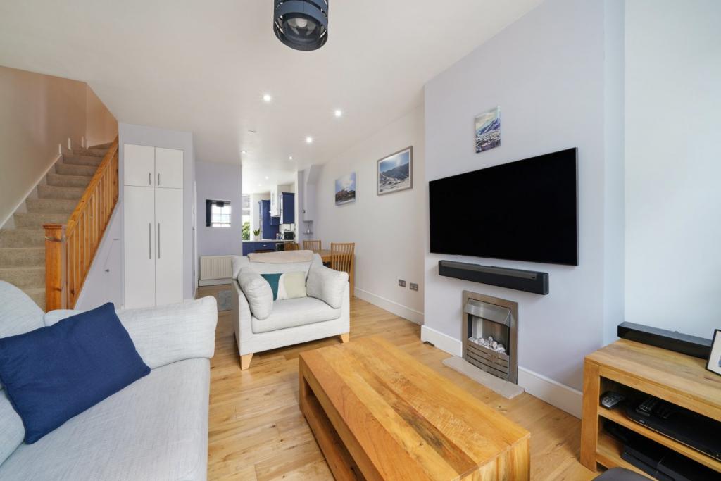 Charming 2-Bedroom Georgian Terrace – Oval, London – £750,000