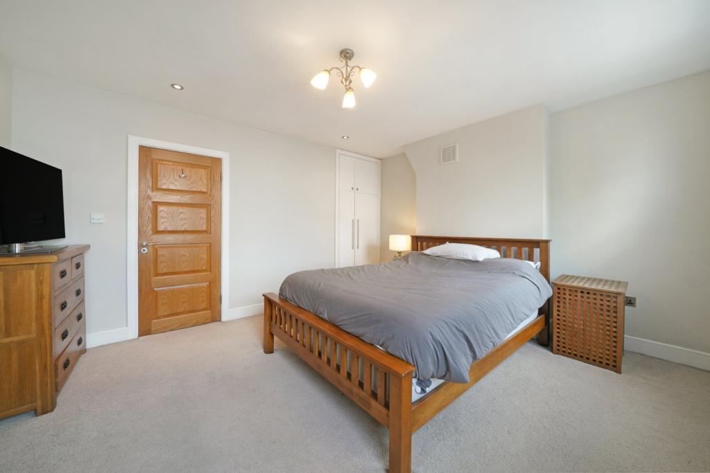Charming 2-Bedroom Georgian Terrace – Oval, London – £750,000