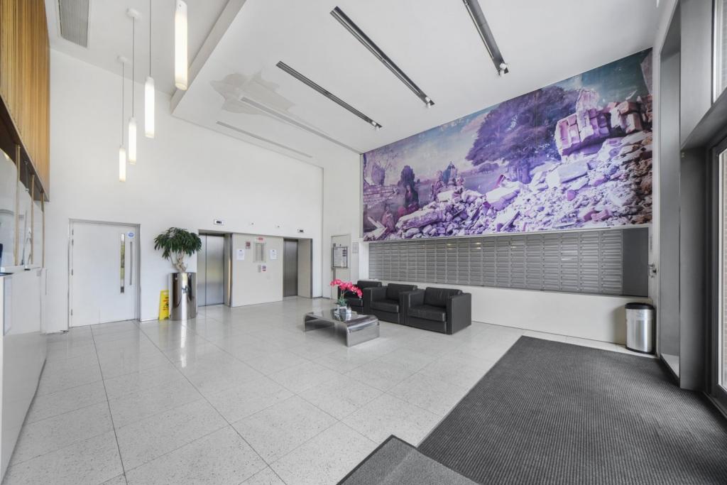Modern 1-Bedroom Apartment in Bow – £340,000