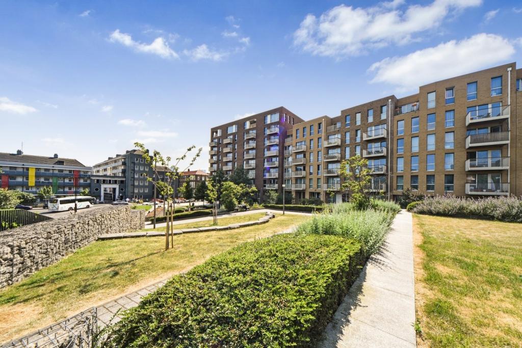 Modern 1-Bedroom Apartment in Bow – £340,000