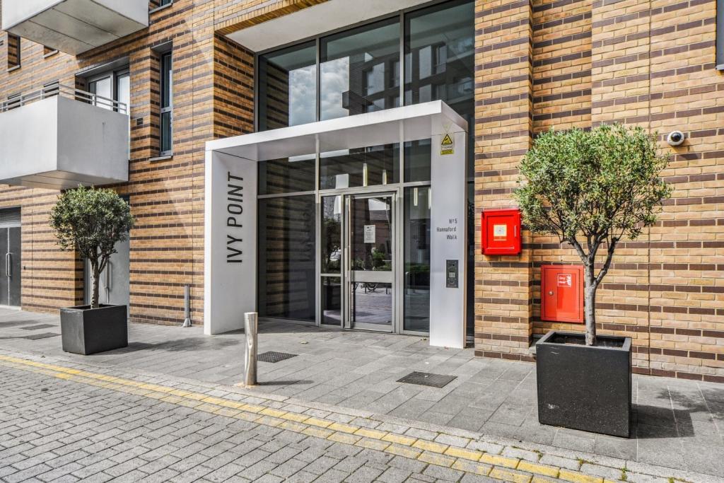 Modern 1-Bedroom Apartment in Bow – £340,000