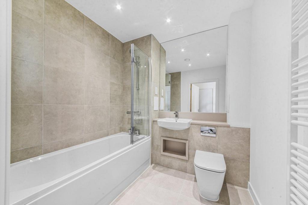 Modern 1-Bedroom Apartment with Balcony – Wembley Park, London – £1,993 pcm