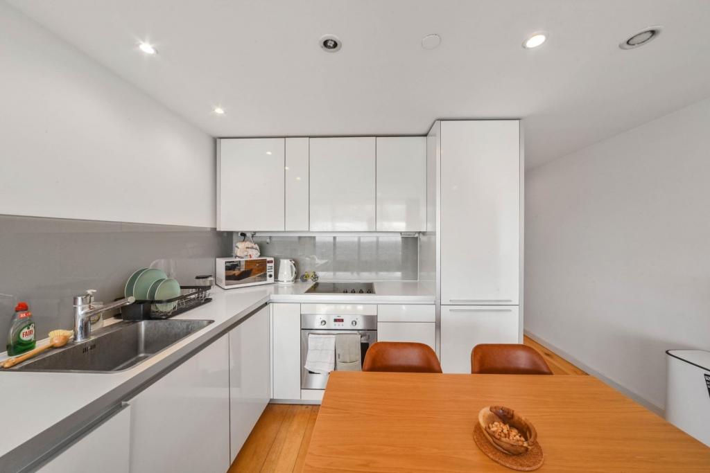 Stylish 2-Bedroom Apartment with City Views – Strata, Elephant & Castle – £3,250 pcm