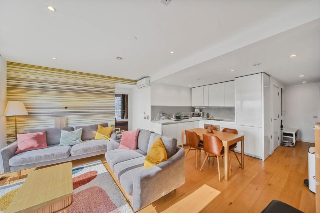Stylish 2-Bedroom Apartment with City Views – Strata, Elephant & Castle – £3,250 pcm