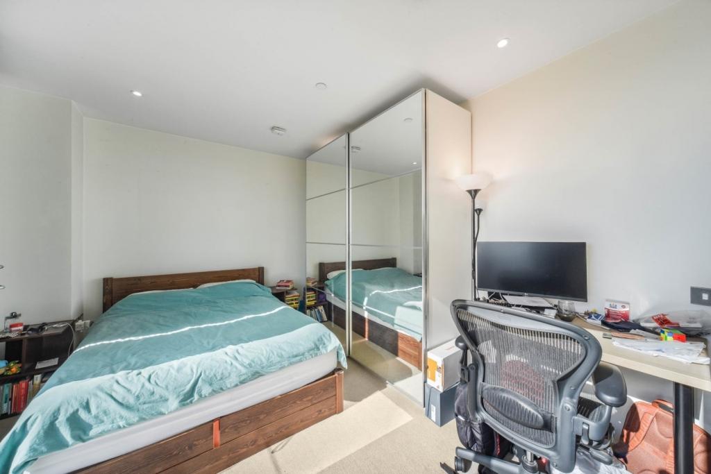 Stylish 2-Bedroom Apartment with City Views – Strata, Elephant & Castle – £3,250 pcm