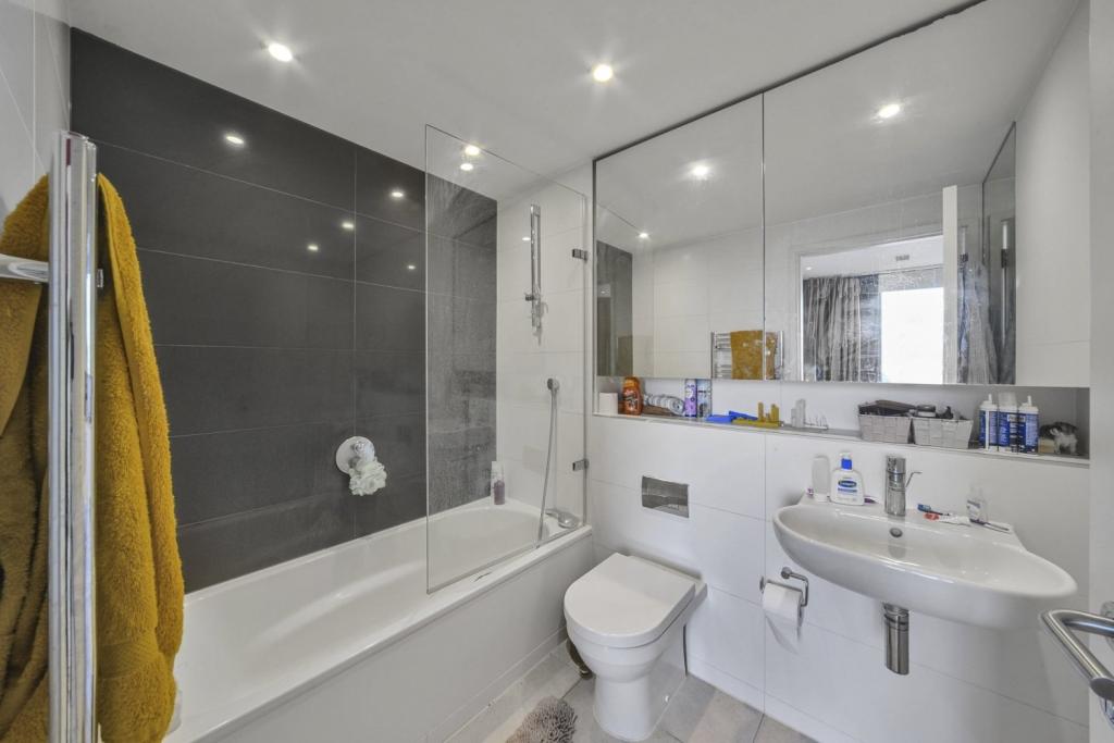 Stylish 2-Bedroom Apartment with City Views – Strata, Elephant & Castle – £3,250 pcm