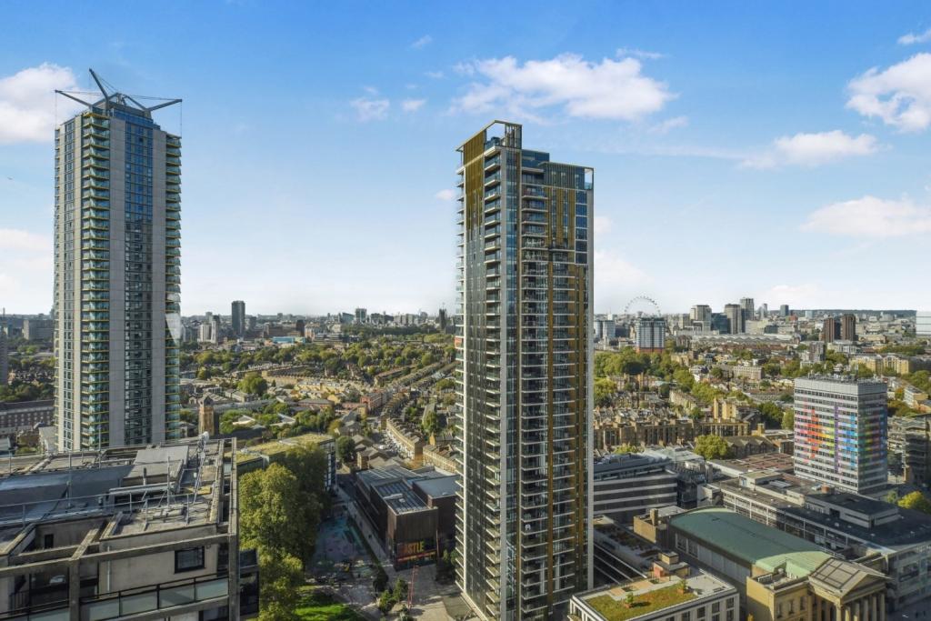 Stylish 2-Bedroom Apartment with City Views – Strata, Elephant & Castle – £3,250 pcm
