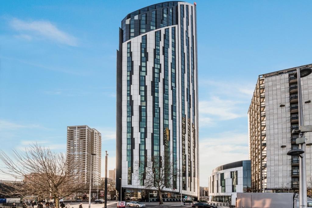 Stylish 2-Bedroom Apartment with City Views – Strata, Elephant & Castle – £3,250 pcm