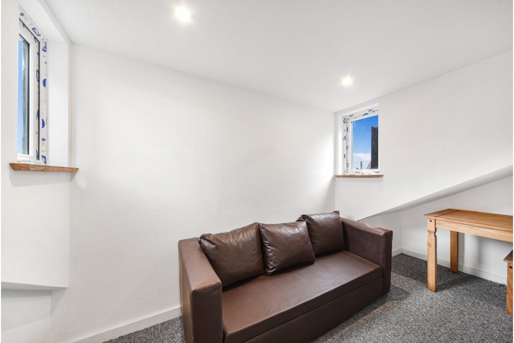 Stylish 3-Bedroom Apartment with Roof Terrace – Shoreditch, London – £3,700 pcm