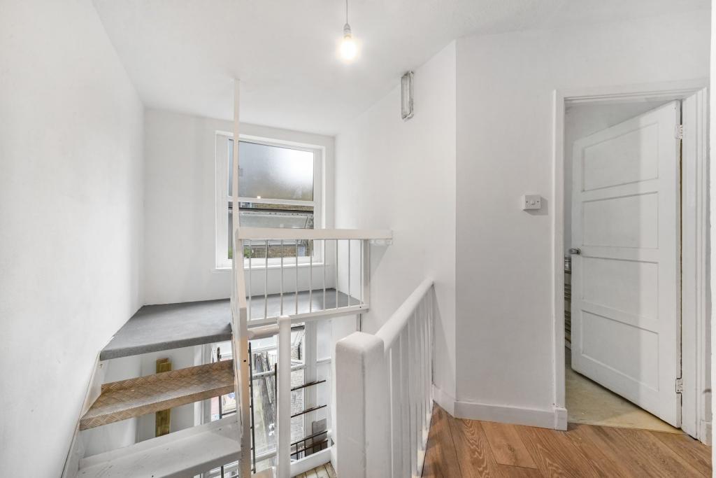 Stylish 3-Bedroom Apartment with Roof Terrace – Shoreditch, London – £3,700 pcm
