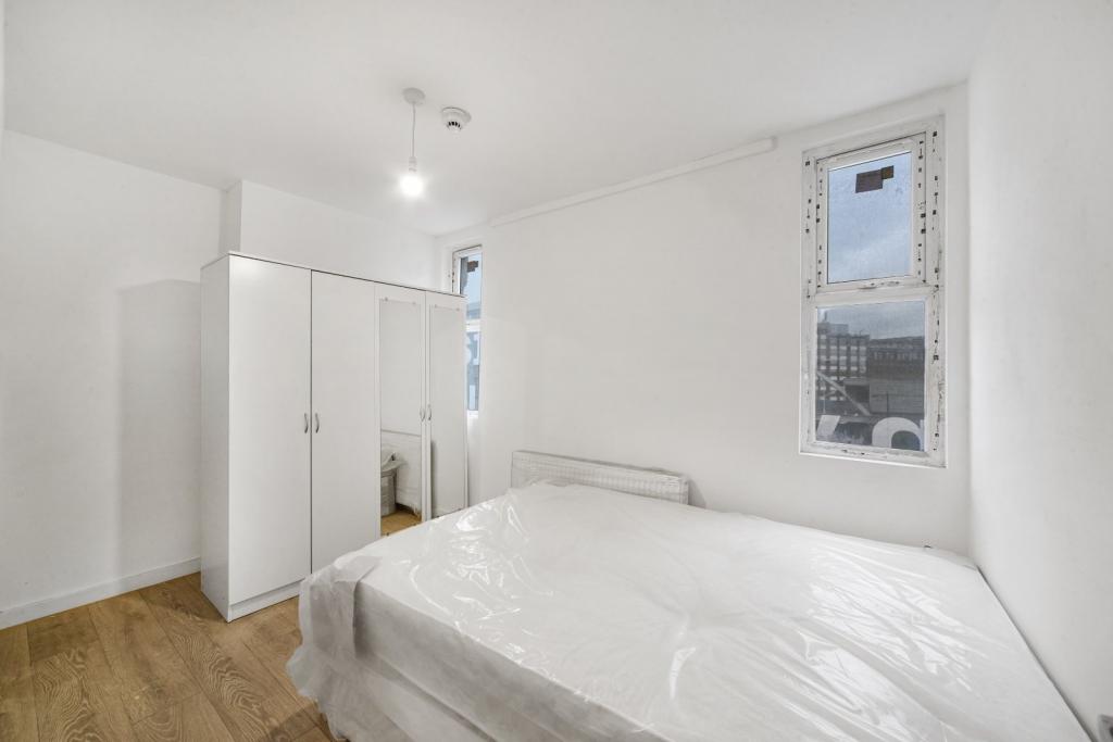 Stylish 3-Bedroom Apartment with Roof Terrace – Shoreditch, London – £3,700 pcm