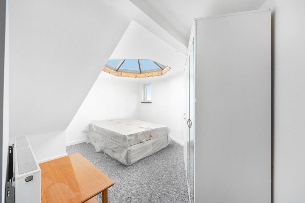 Stylish 3-Bedroom Apartment with Roof Terrace – Shoreditch, London – £3,700 pcm