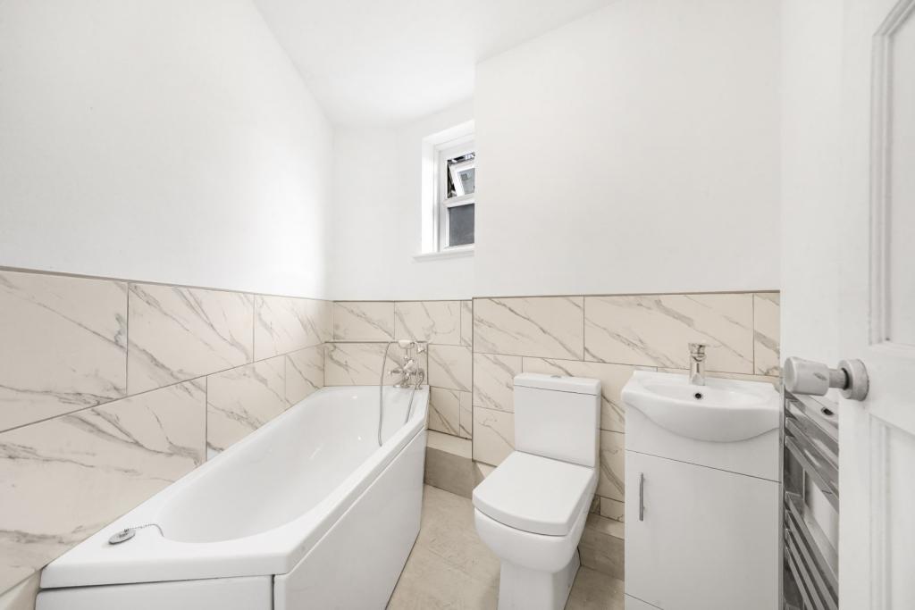 Stylish 3-Bedroom Apartment with Roof Terrace – Shoreditch, London – £3,700 pcm