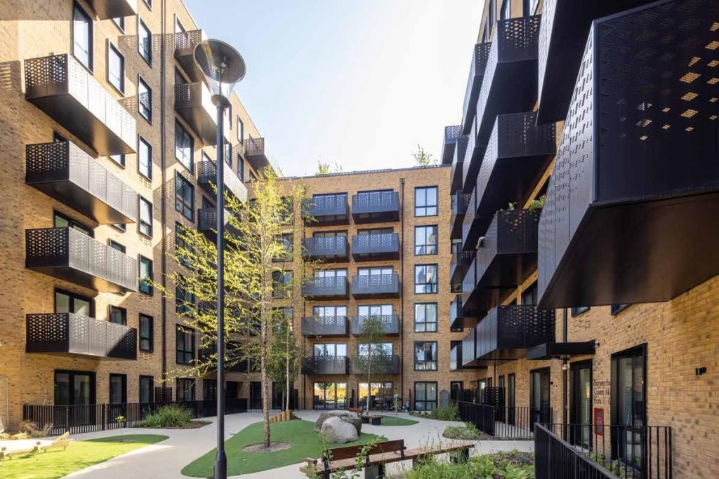 Hanwell Square, Hanwell – 1 Bedroom Apartment to Rent – £1,928 pcm
