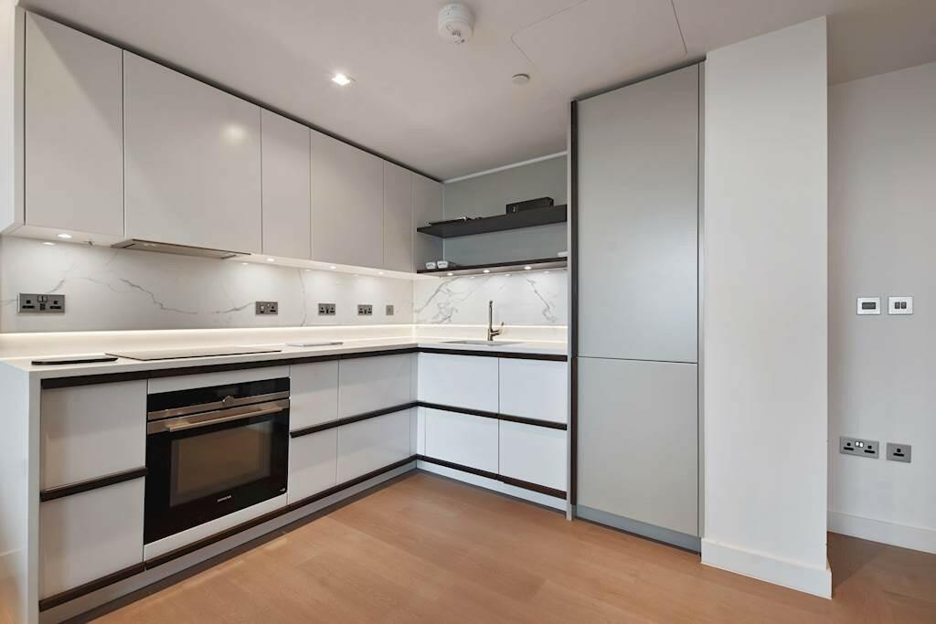 1-Bedroom Apartment for Sale – Offers in Region of £850,000 – 570 sq ft
