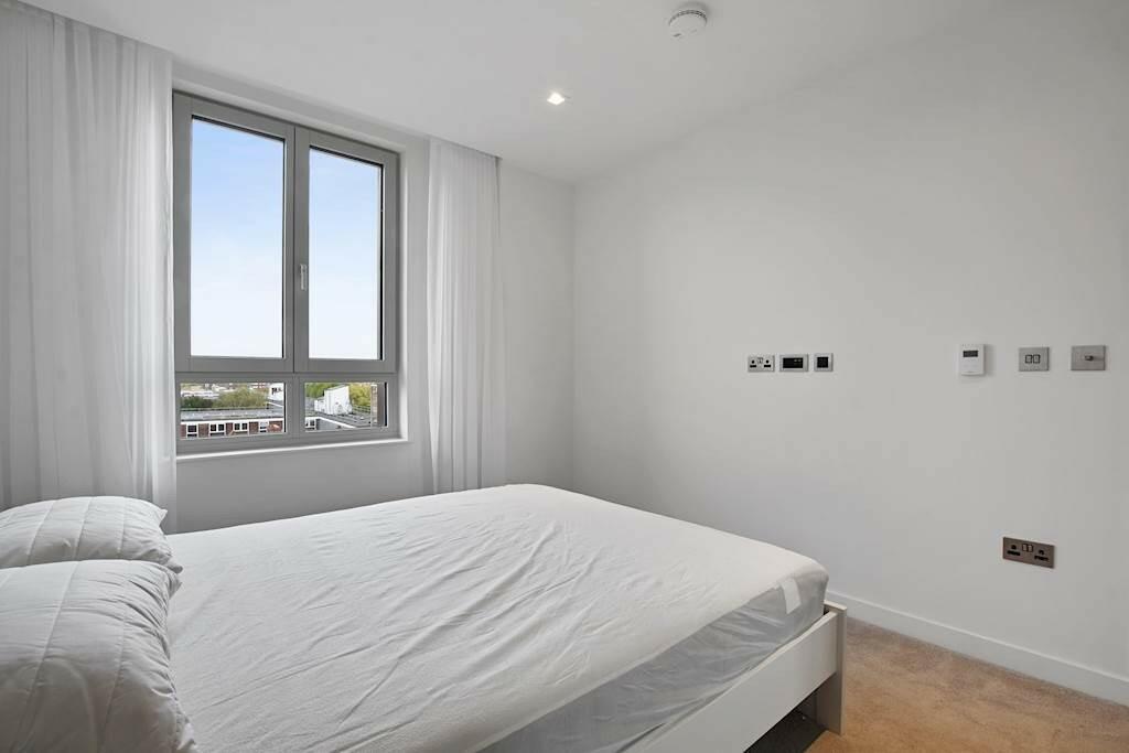 1-Bedroom Apartment for Sale – Offers in Region of £850,000 – 570 sq ft