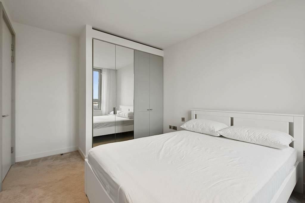 1-Bedroom Apartment for Sale – Offers in Region of £850,000 – 570 sq ft