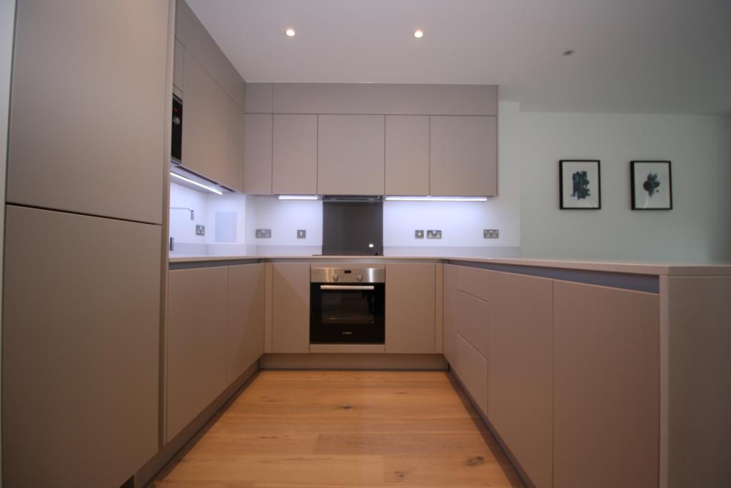 Bright One Bedroom Apartment – £2,383pcm – Royal Captain Court, Canary Wharf, E14