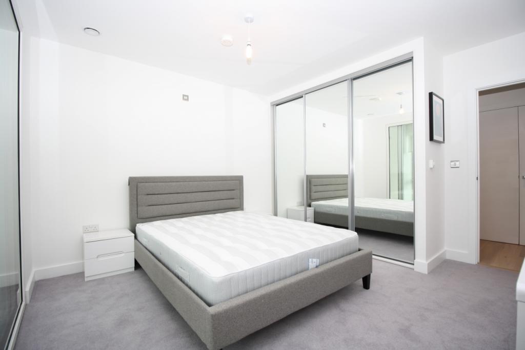 Bright One Bedroom Apartment – £2,383pcm – Royal Captain Court, Canary Wharf, E14