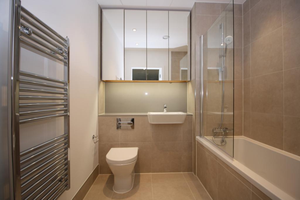 Bright One Bedroom Apartment – £2,383pcm – Royal Captain Court, Canary Wharf, E14