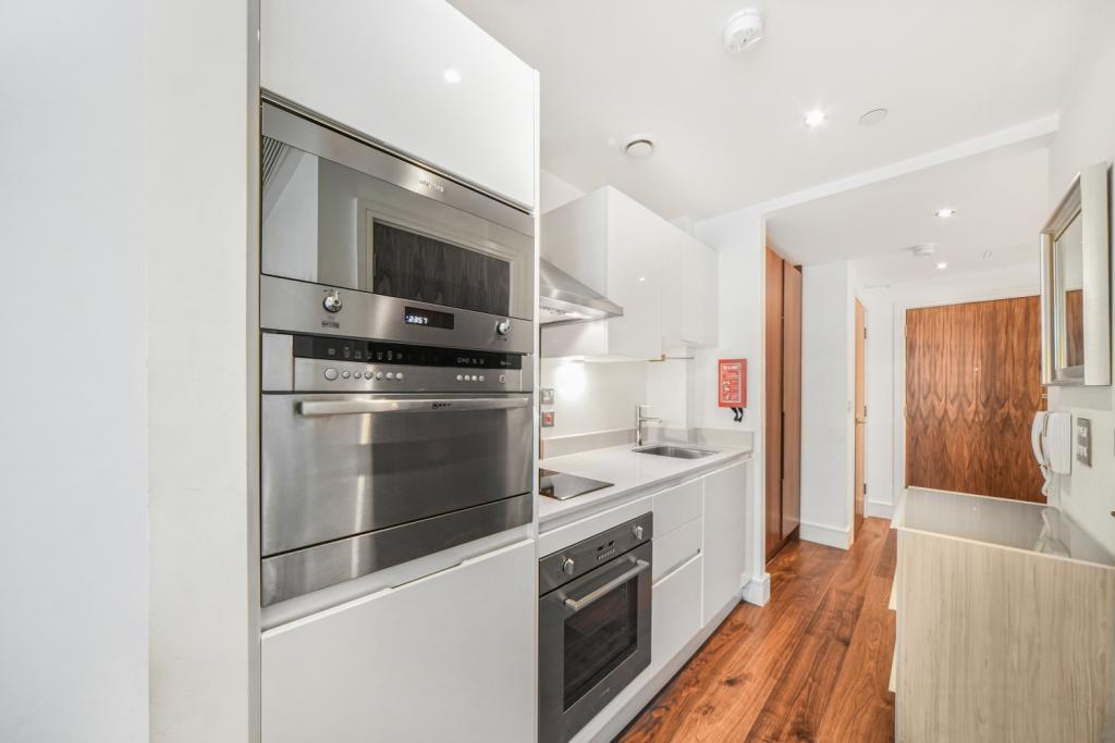 Studio Apartment To Let – Lincoln Plaza, Canary Wharf, London, E14 – £1,993pcm