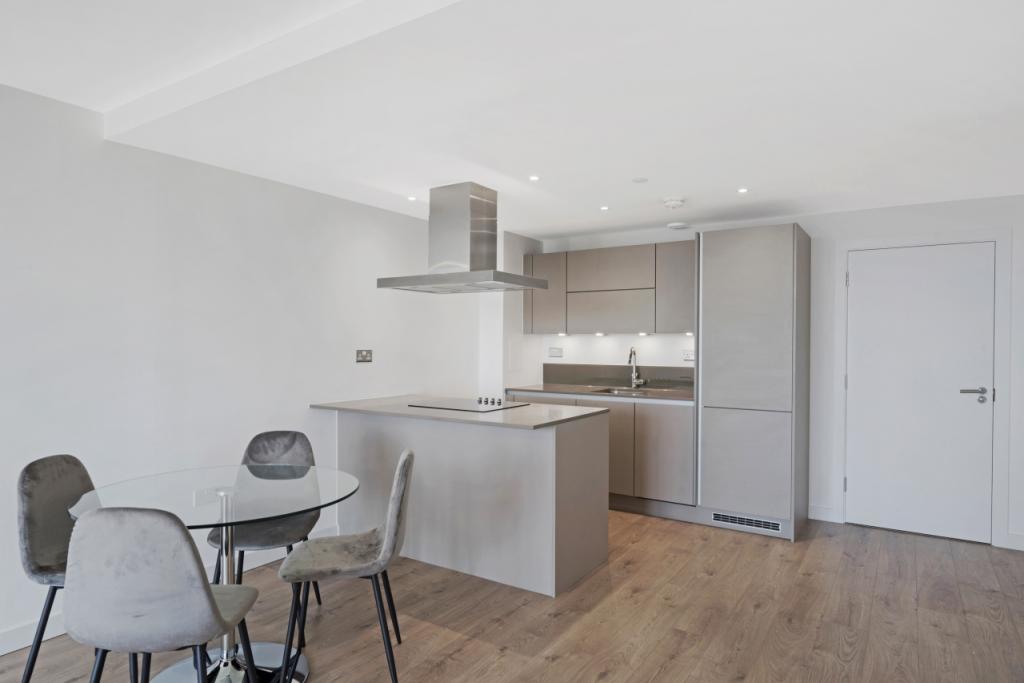 Stratosphere Tower – 1 Bedroom Apartment To Let – £2,491 pcm – 570 sq ftv