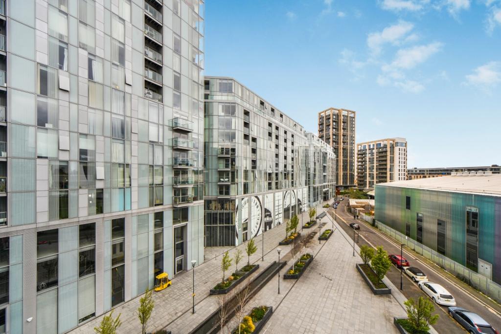 Atrium Heights – 1 Bedroom Apartment To Let – £2,200pcm – 570 sq ft