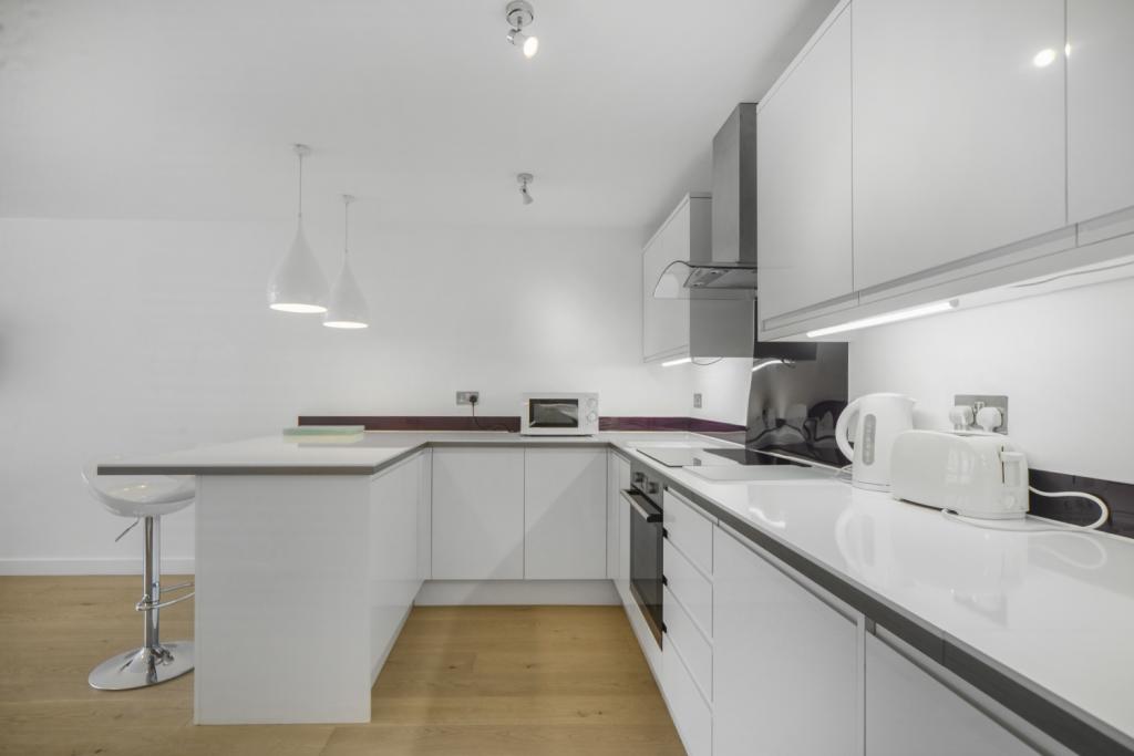 St Davids Square, Isle of Dogs, London, E14 – Riverside One Bedroom Apartment
