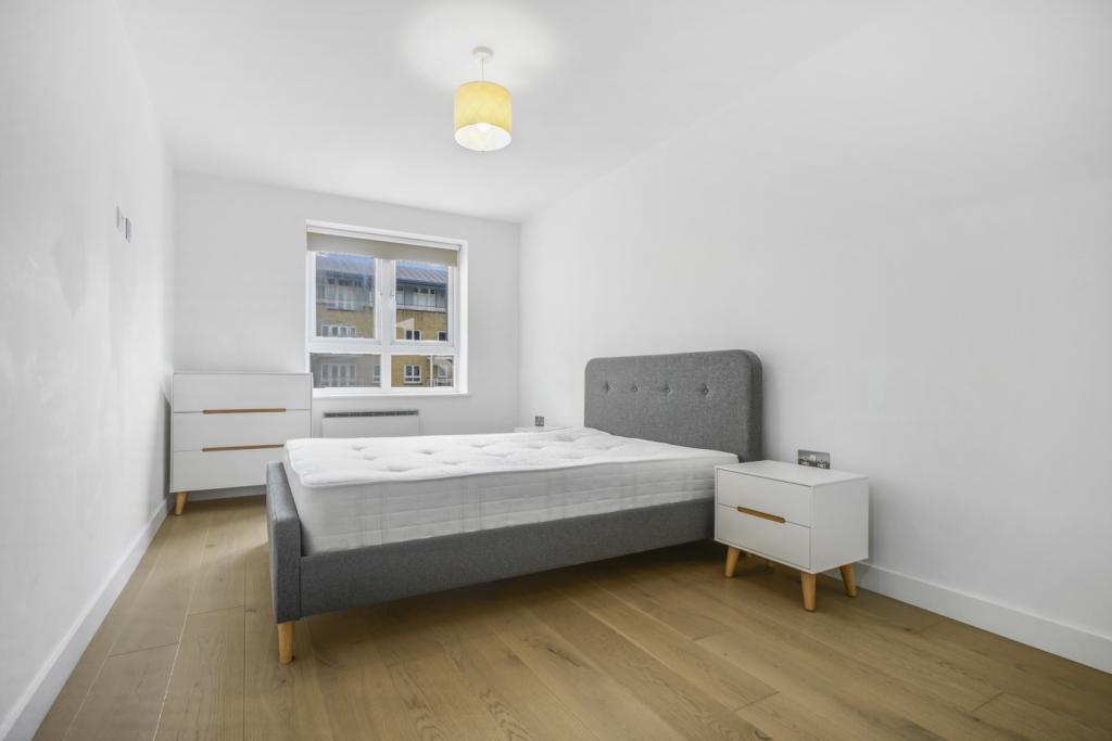 St Davids Square, Isle of Dogs, London, E14 – Riverside One Bedroom Apartment